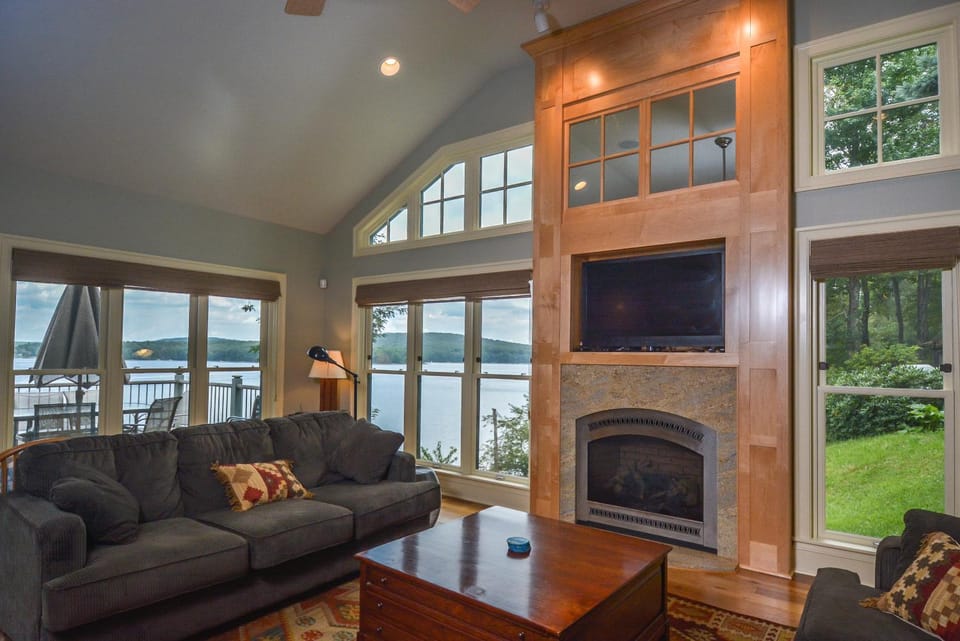 TV and multimedia, View (from property/room), Living room, Seating area, Lake view, fireplace, furniture