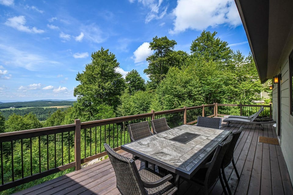 Natural landscape, Balcony/Terrace, Seating area, Dining area, Garden view, Mountain view