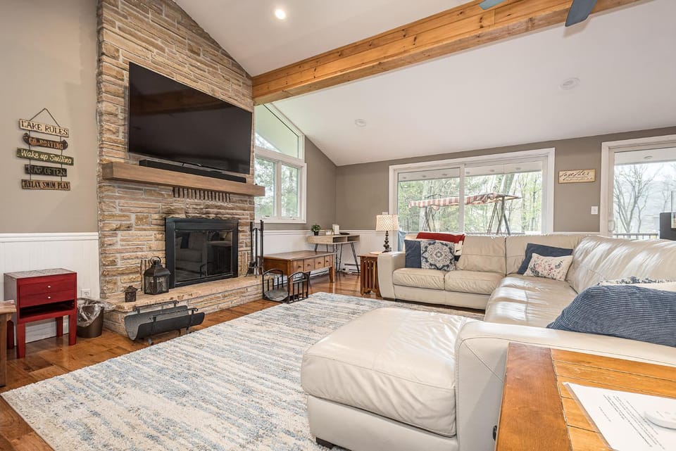 TV and multimedia, View (from property/room), Living room, Seating area, Garden view, fireplace, furniture