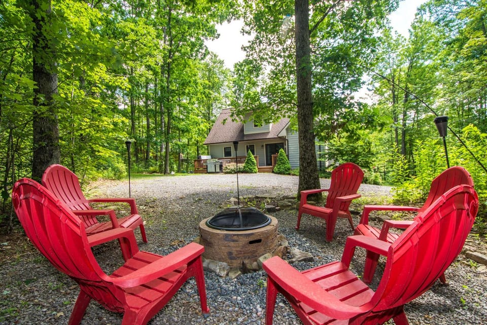 Property building, Natural landscape, Garden, Seating area, Garden view, fireplace