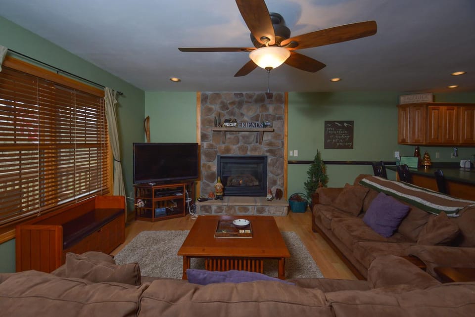 TV and multimedia, Living room, Seating area, fireplace, furniture