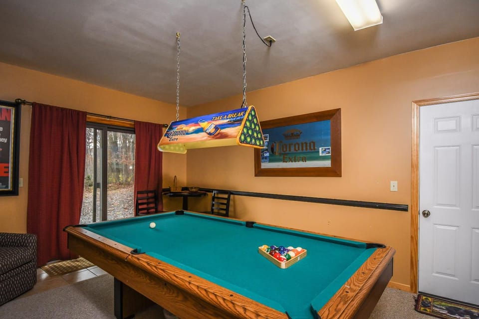 Billiard, Game Room, Seating area, furniture