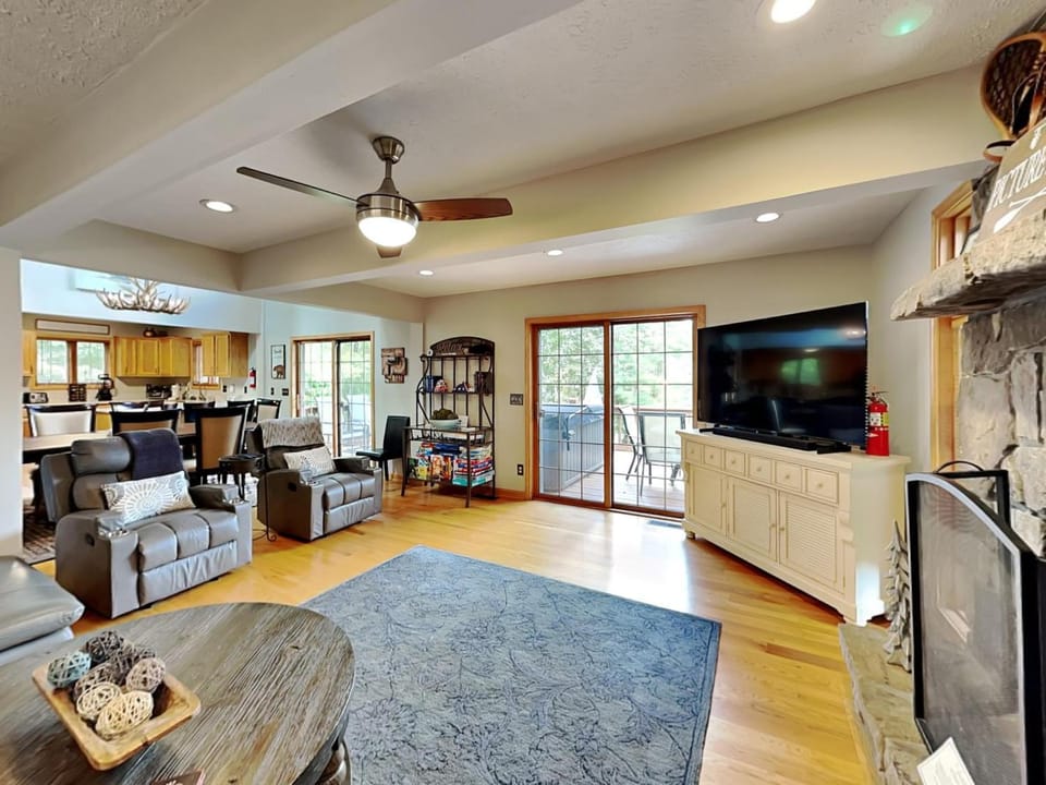 TV and multimedia, Kitchen or kitchenette, Living room, Seating area, Dining area, fireplace, furniture