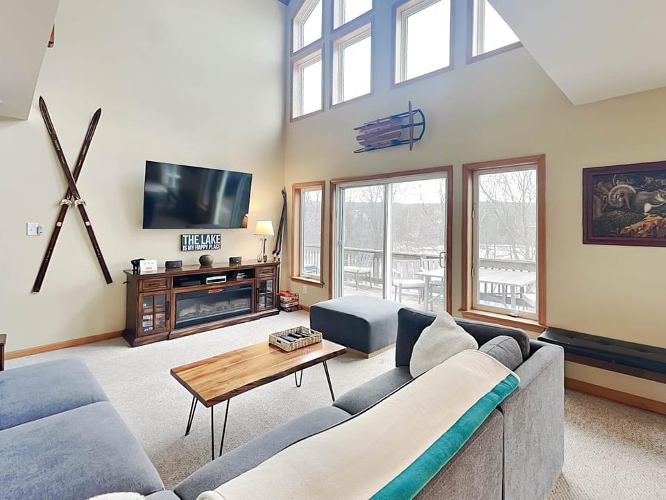 TV and multimedia, Living room, Seating area, fireplace, furniture