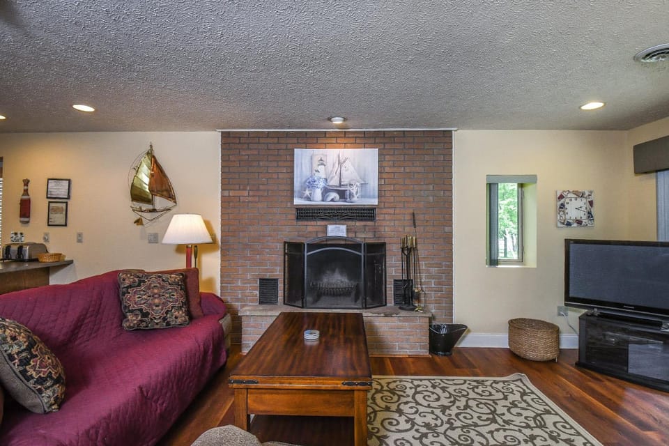 TV and multimedia, Living room, Seating area, fireplace, furniture
