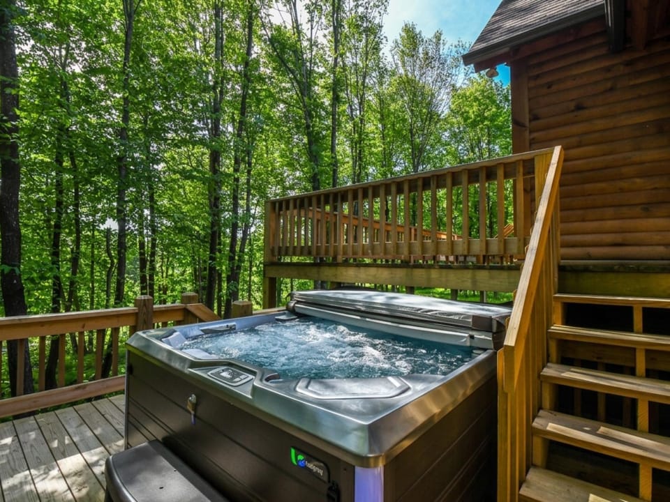 Property building, Patio, Natural landscape, Hot Tub, Balcony/Terrace