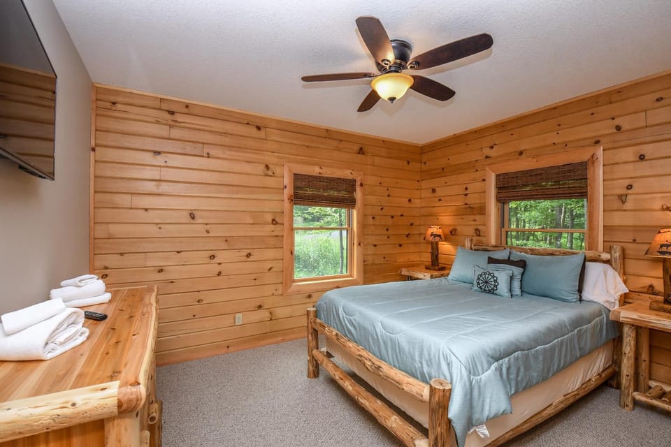 Bed, Bedroom, Garden view, towels, wardrobe