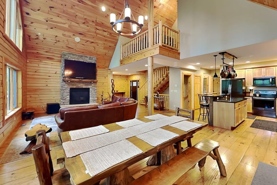 TV and multimedia, Kitchen or kitchenette, Living room, Seating area, Dining area, fireplace, furniture, microwave