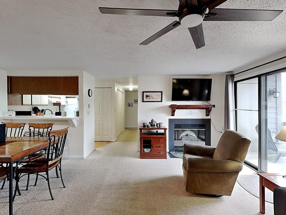TV and multimedia, Balcony/Terrace, Kitchen or kitchenette, Living room, Seating area, Dining area, fireplace, furniture