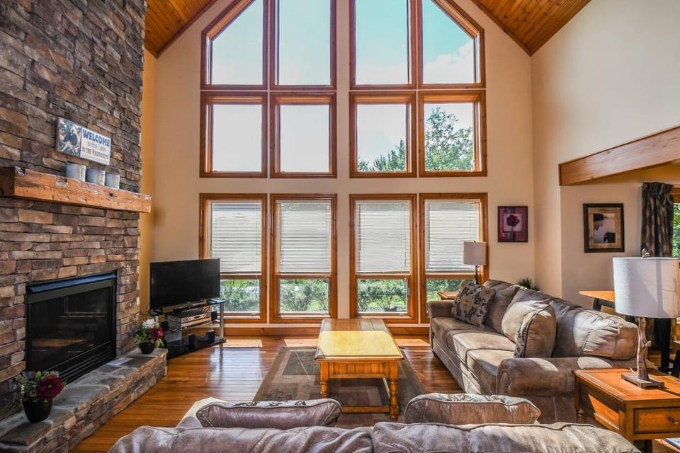 Garden, TV and multimedia, Living room, Seating area, fireplace, furniture