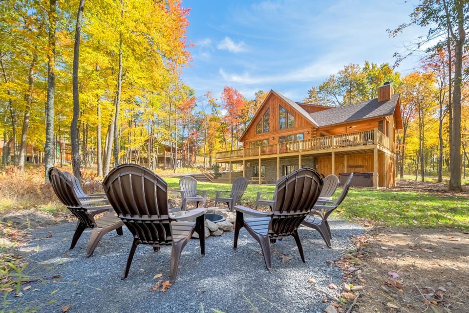 Property building, Natural landscape, Garden, Hot Tub, Balcony/Terrace, Seating area, Garden view