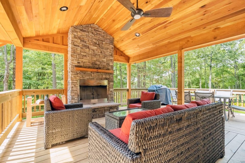 Patio, BBQ facilities, Garden, Seating area, Garden view, fireplace, furniture