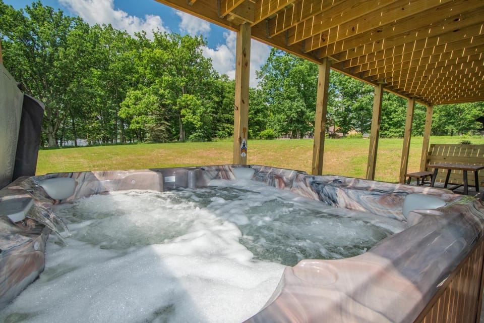 Patio, Garden, Hot Tub, Seating area, Garden view