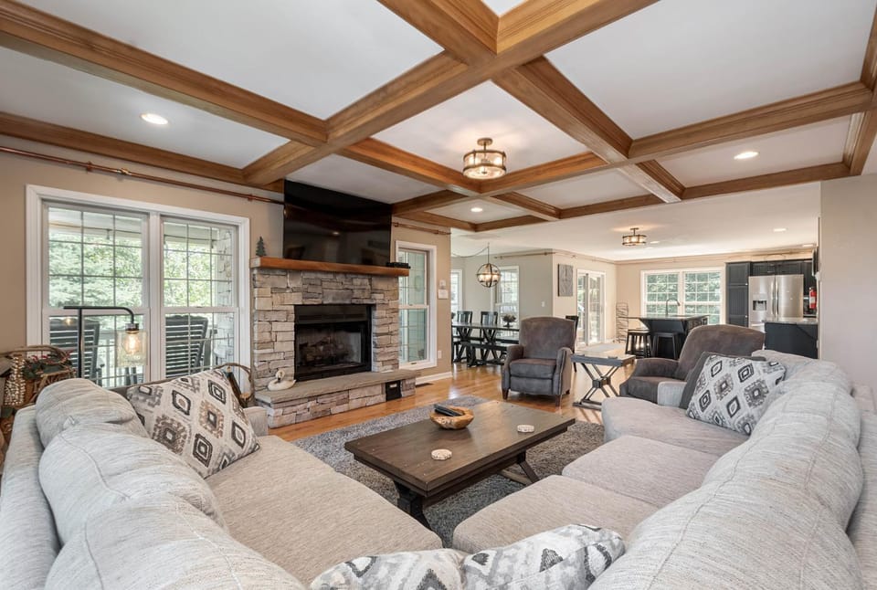 TV and multimedia, Living room, Seating area, Dining area, fireplace, furniture