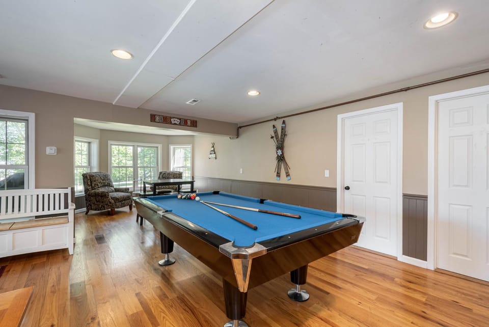 Billiard, Game Room, Living room, Seating area, furniture