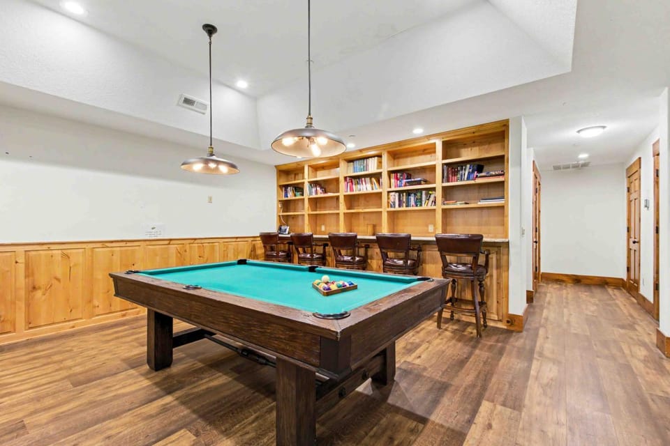 Billiard, Game Room, Seating area, furniture