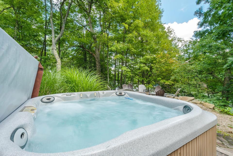 Patio, Natural landscape, Hot Tub, Garden view
