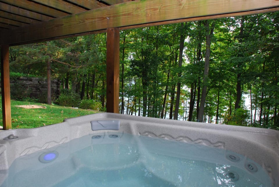 Natural landscape, Hot Tub, Garden view, Lake view