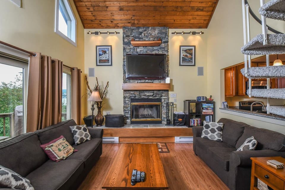 TV and multimedia, Kitchen or kitchenette, Living room, Seating area, fireplace, furniture