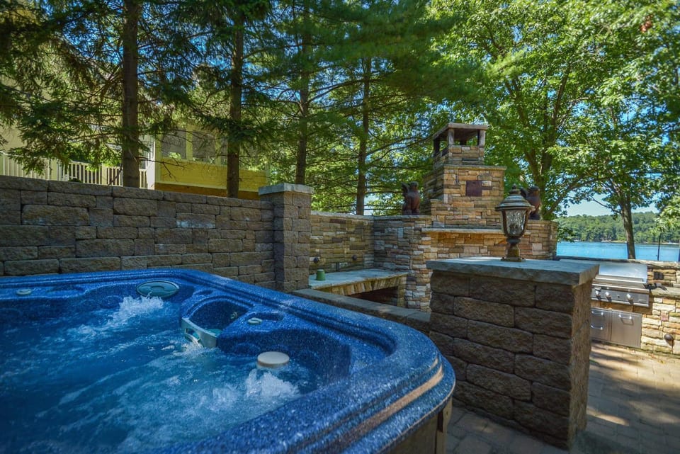 Natural landscape, BBQ facilities, Hot Tub, Lake view