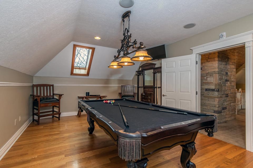 Billiard, Game Room, TV and multimedia, Seating area, furniture