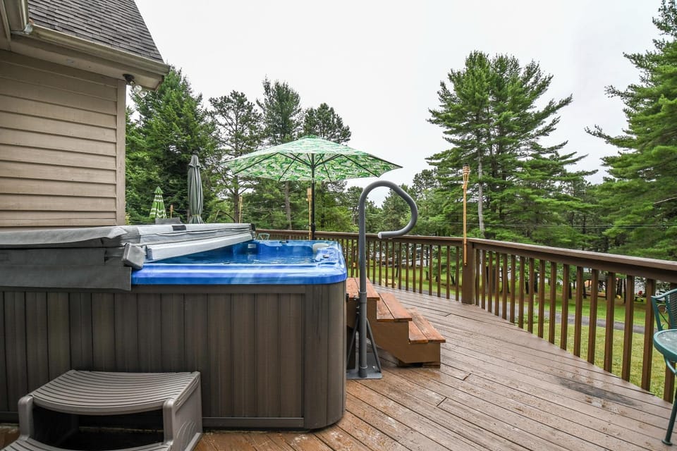 Property building, Patio, Hot Tub, Garden view