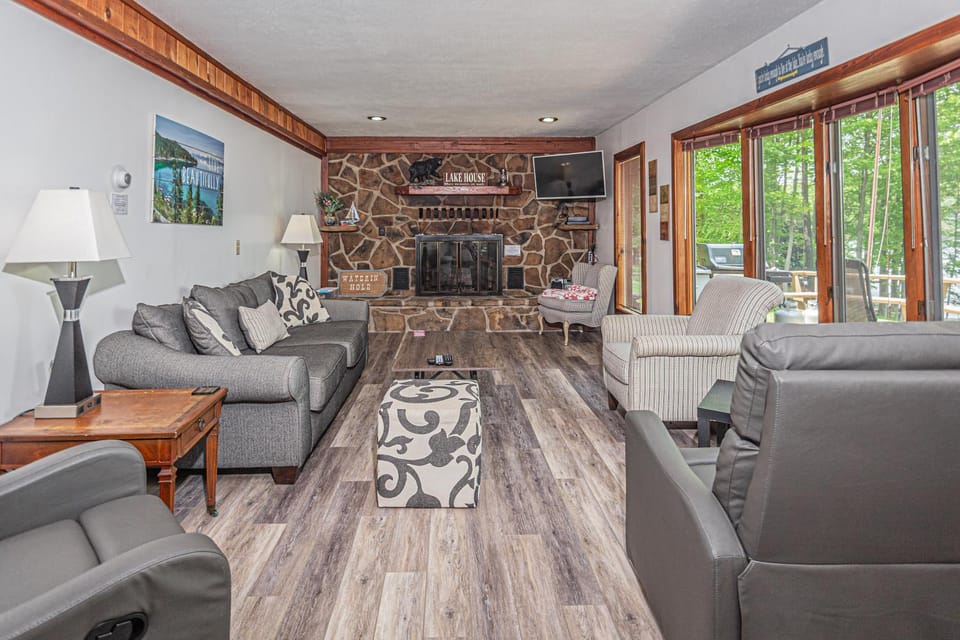 TV and multimedia, Living room, Seating area, Garden view, fireplace, furniture