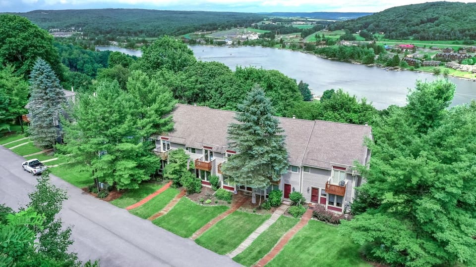 Property building, Natural landscape, Bird's eye view, View (from property/room), Lake view, Mountain view, River view, Parking