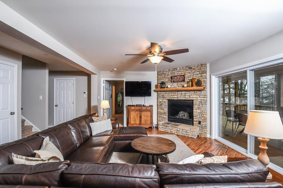 TV and multimedia, Living room, Seating area, Garden view, fireplace, furniture