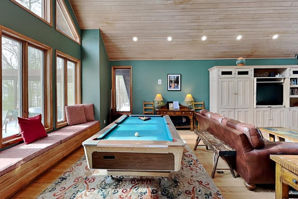 Billiard, Game Room, TV and multimedia, Living room, Seating area, furniture