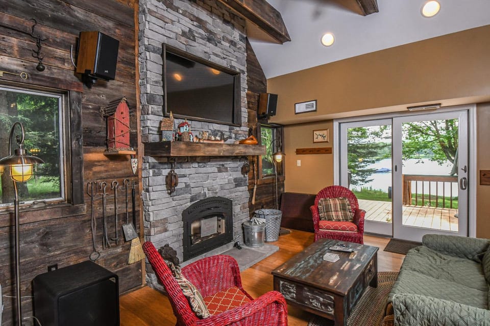 TV and multimedia, View (from property/room), Living room, Seating area, Lake view, fireplace, furniture