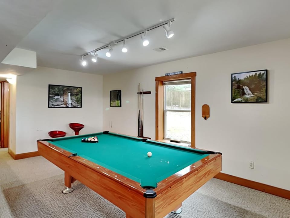 Howling Wolf Den House in Deep Creek Lake