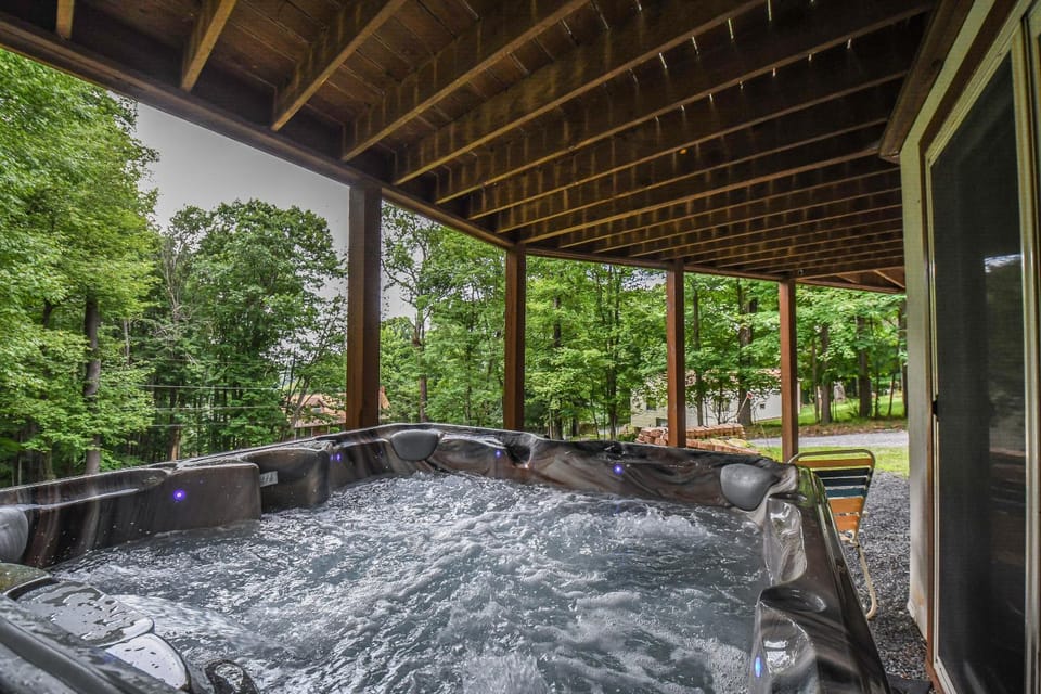 Howling Wolf Den House in Deep Creek Lake