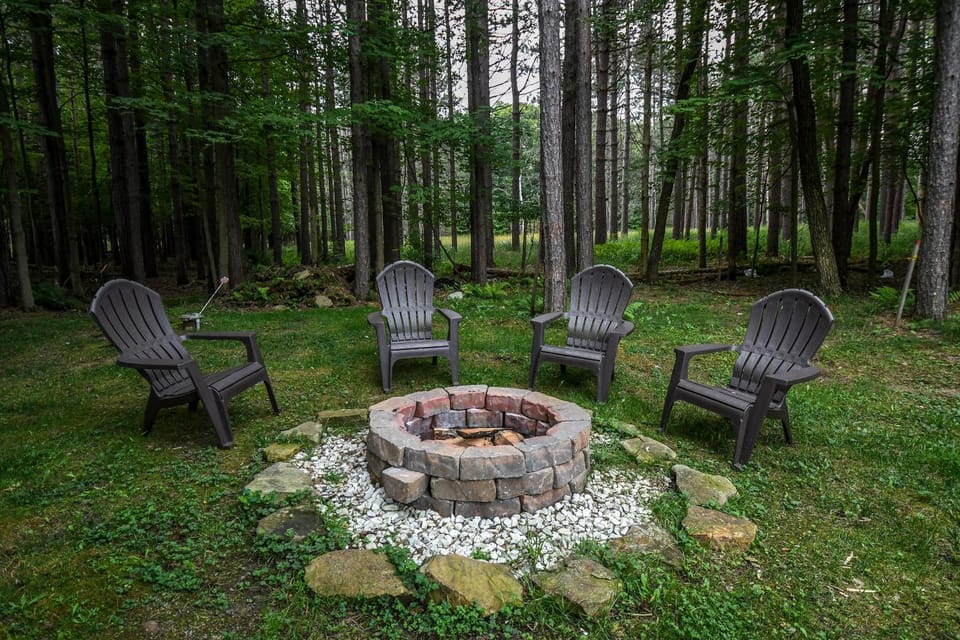 Howling Wolf Den House in Deep Creek Lake