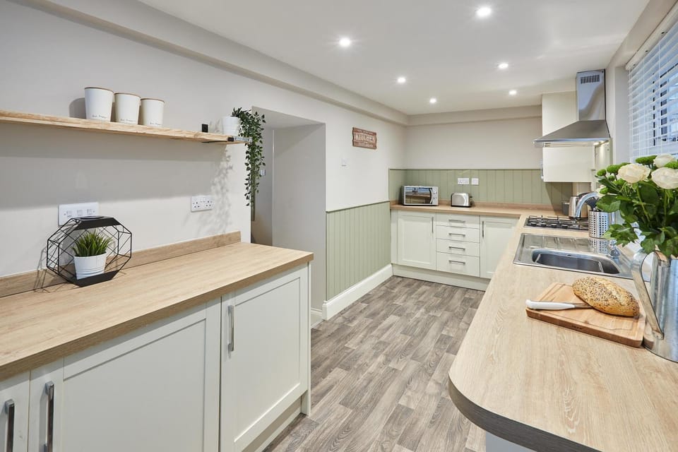 Kitchen or kitchenette, minibar, stove