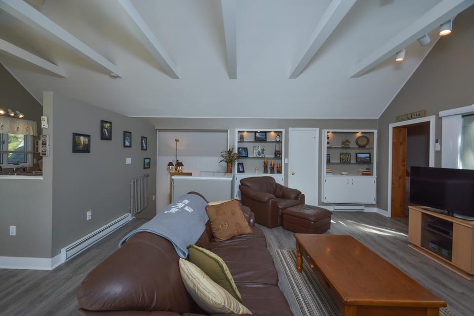 TV and multimedia, Living room, Seating area, furniture, heating