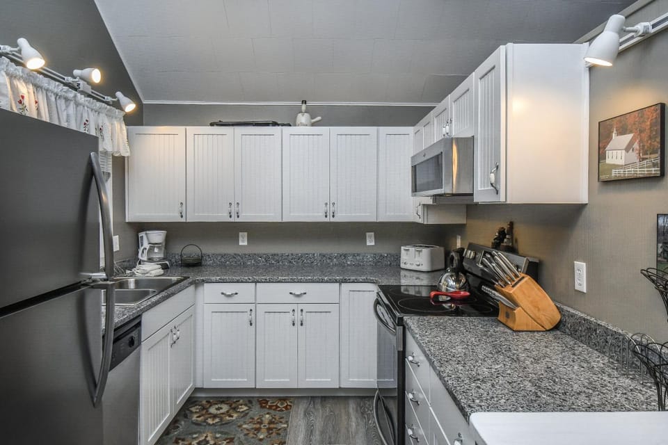 TV and multimedia, Kitchen or kitchenette, dishwasher, microwave, stove, toaster