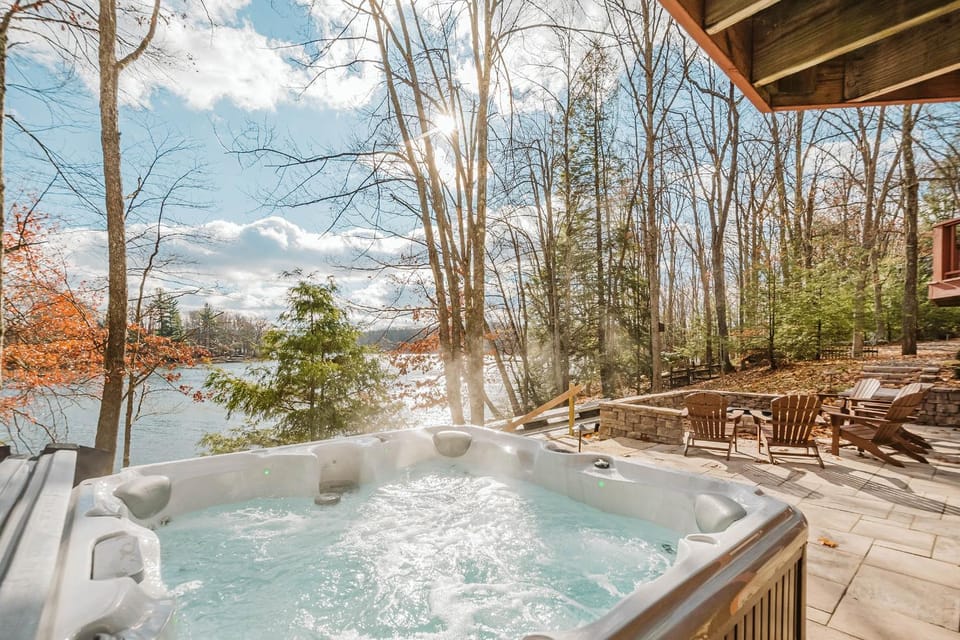 Patio, Natural landscape, Hot Tub, View (from property/room), Balcony/Terrace, Seating area, Garden view, Lake view