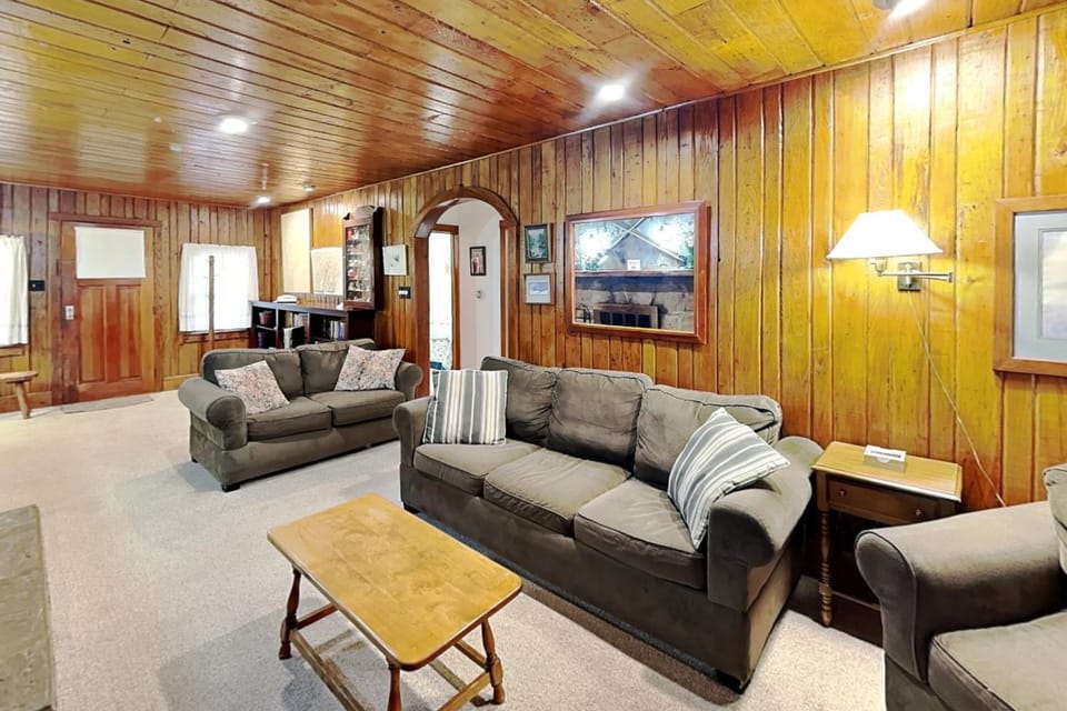 TV and multimedia, Living room, Seating area, furniture