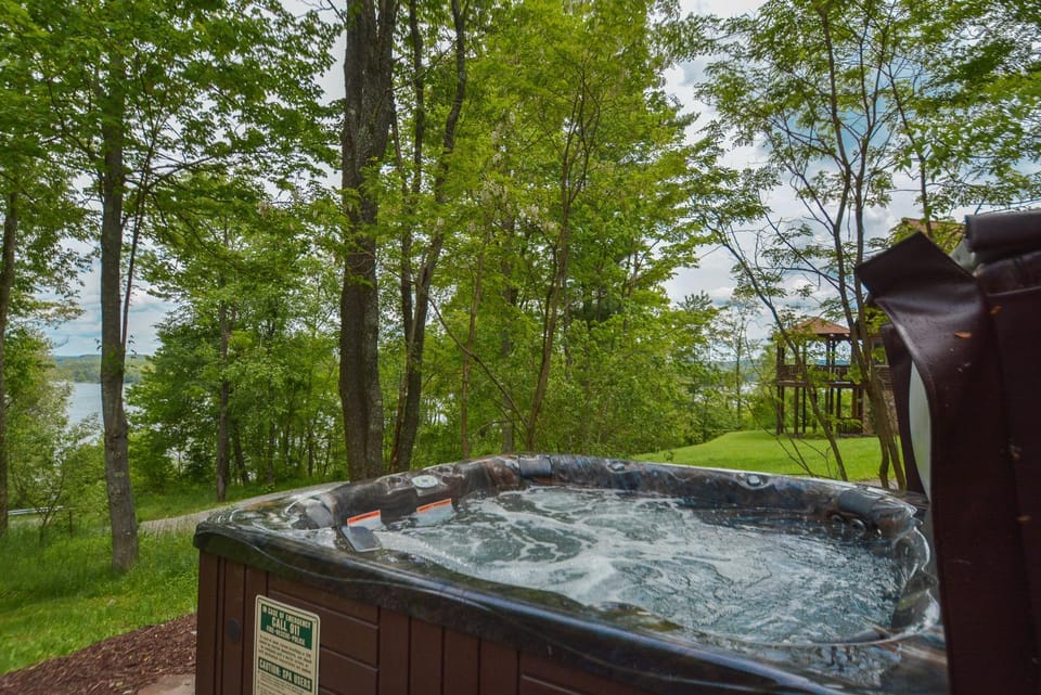 Natural landscape, Garden, Hot Tub, Lake view, Mountain view