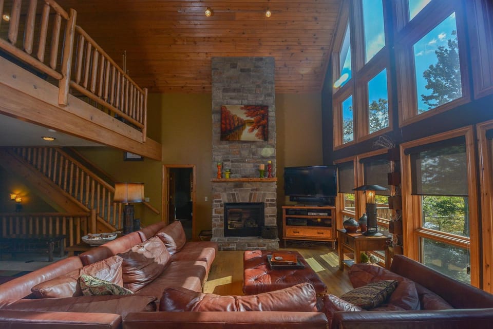 TV and multimedia, View (from property/room), Living room, Garden view, fireplace, furniture