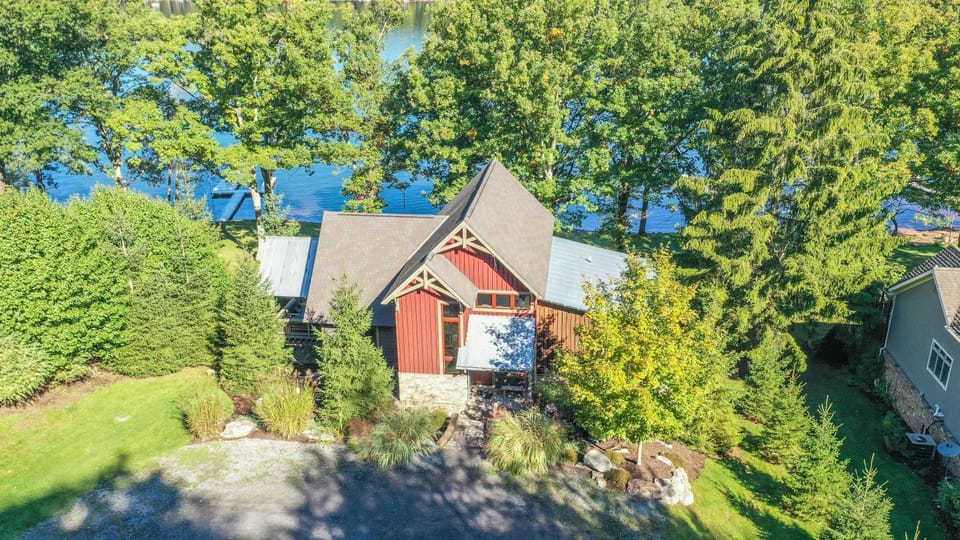 Property building, Natural landscape, Bird's eye view, Garden, Lake view