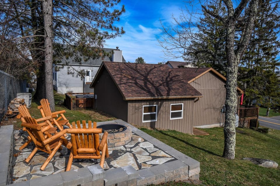 Property building, Patio, Natural landscape, BBQ facilities, Garden, Seating area, fireplace