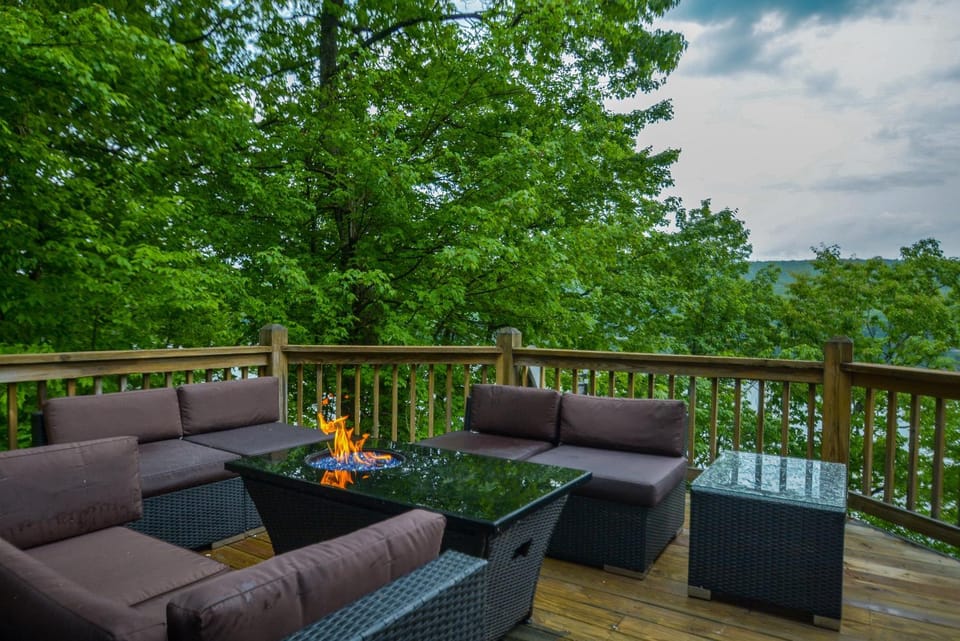 Natural landscape, Balcony/Terrace, Seating area, Garden view, Mountain view, fireplace