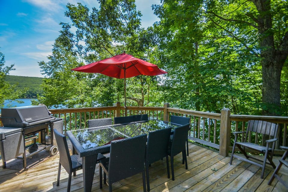 Patio, BBQ facilities, Seating area, Dining area, Garden view, Lake view