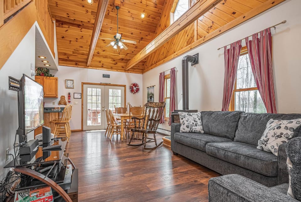 TV and multimedia, Living room, Seating area, Dining area, Garden view, furniture