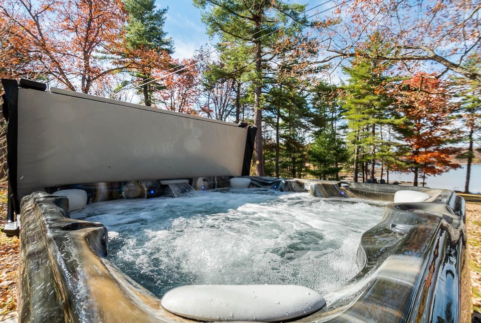 Natural landscape, Hot Tub, Garden view, Lake view