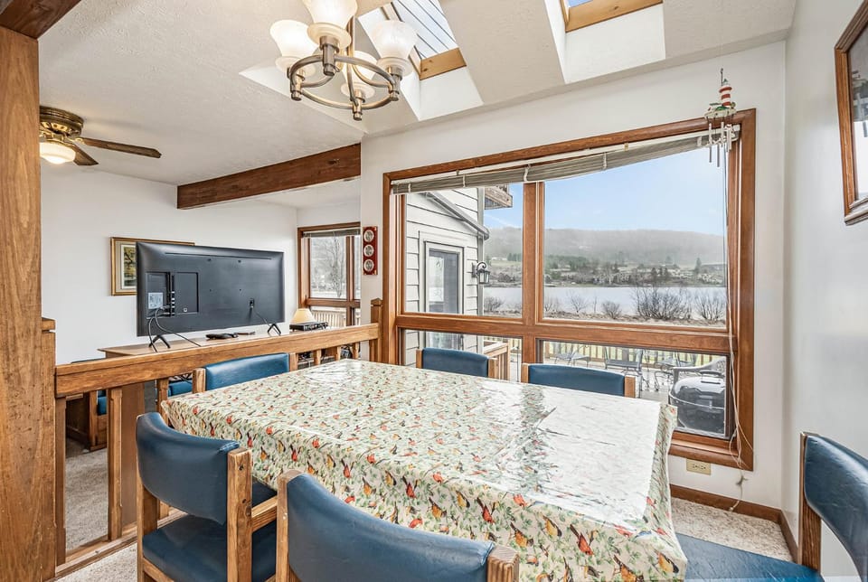 View (from property/room), Dining area, Lake view, Mountain view, furniture