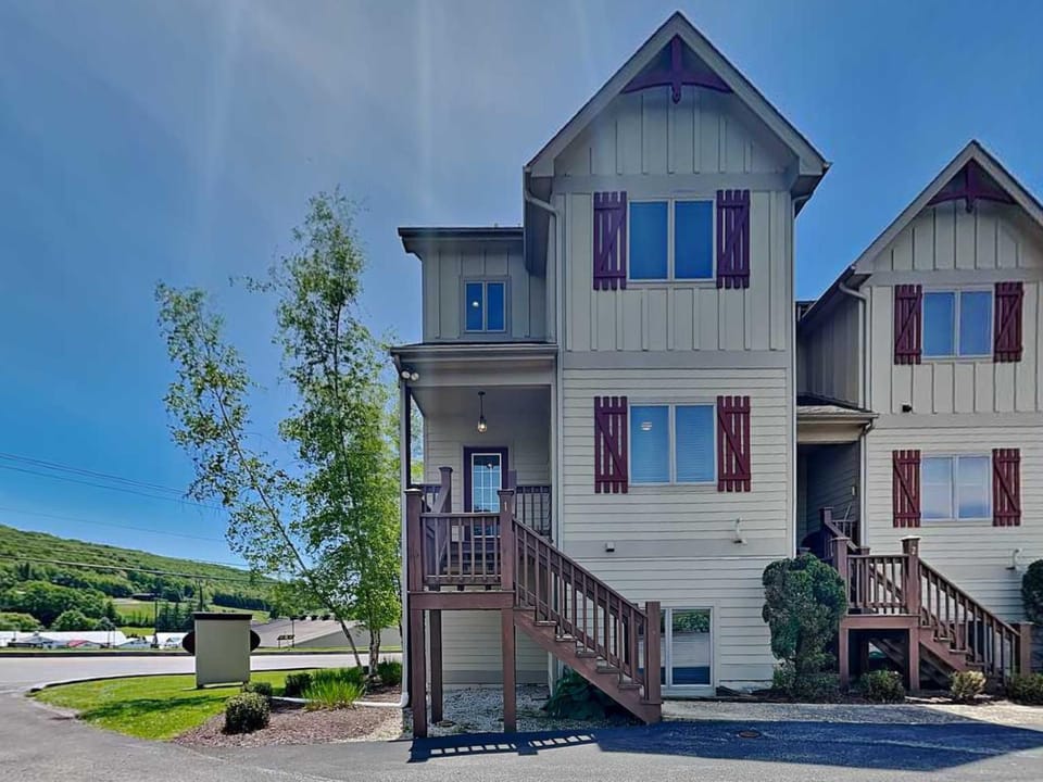 Property building, Facade/entrance, Neighbourhood, Natural landscape, Mountain view