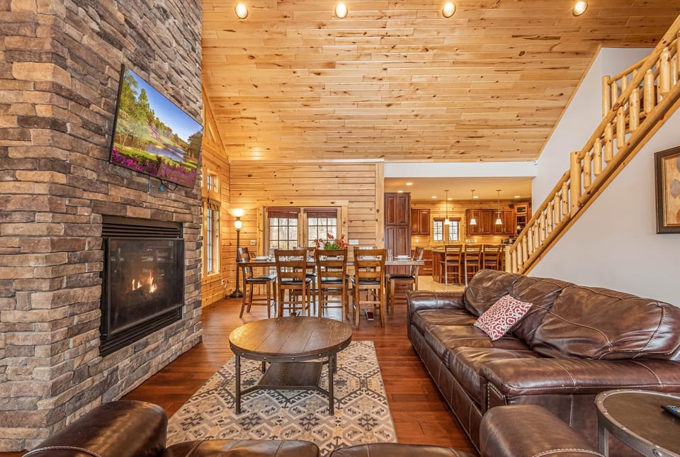 TV and multimedia, Kitchen or kitchenette, Living room, Seating area, Dining area, fireplace, furniture